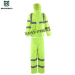 Traje de lluvia impermeable amarillo